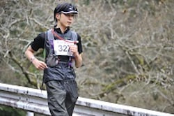 ゼッケンを着けて山道を走る参加者